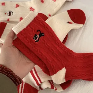 Calcetines de invierno de punto rojo con lindo detalle de bordado, estilo festivo acogedor.