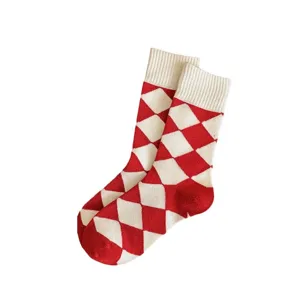 Chaussettes en laine à motifs losanges rouges et blancs pour femmes, chaudes et douillettes.