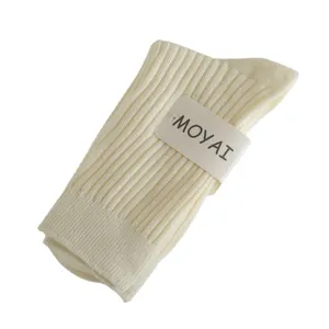 Damen cremeweiße gerippte Mittelsocken, lässige Frühlings- und Sommer-Freizeitsocken College-Stil.