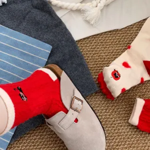 Detalle de calcetines de invierno rojos acogedores, calcetines de felpa festivos.