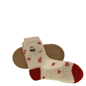 Calcetines de invierno cálidos y suaves rojos para mujeres con un bordado muy bonito.