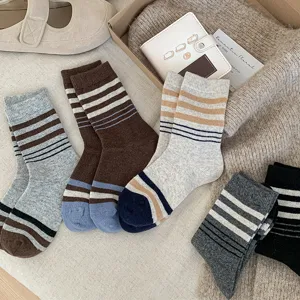 Vue détaillée de chaussettes en laine rayées d'hiver, chaussettes chaudes et épaisses pour femmes.
