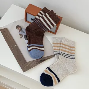 Vue detaillee des chaussettes en laine epaisses rayees, chaussettes d'hiver chaudes pour femmes.