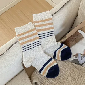 Chaussettes en laine épaisses rayées pour femmes, chaussettes thermiques détail.