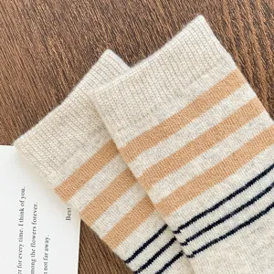 Gros plan détaillé de chaussettes en laine rayées d'hiver douillettes et chaudes.