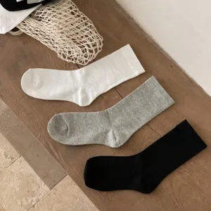 Chaussettes mi-hautes fines unies classiques vue de détail avec poignets côtelés confortables.
