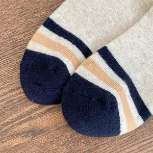 Gros plan de chaussettes en laine thermique avec motif rayé confortable et douce maille.
