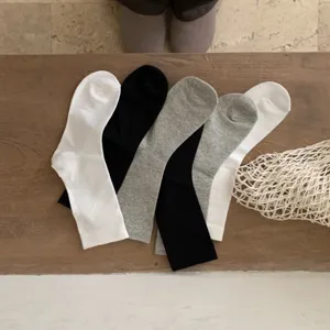 Détails de chaussettes unies classiques, tricot coton doux, design côtelé large et confortable.