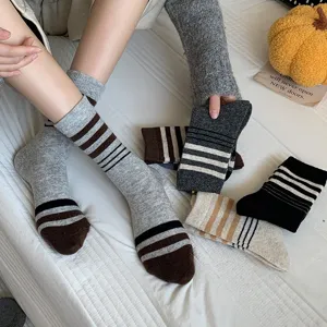 Chaussettes en laine épaisses rayées pour femmes, chaussettes thermiques d'hiver.