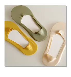 Women's ultra-thin invisible ice silk shallow mouth low-cut non-slip summer socks detail.