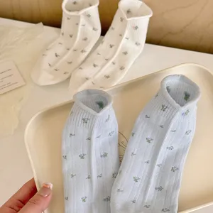 Primer plano de calcetines cortos florales para mujer con delicados detalles de dobladillo.