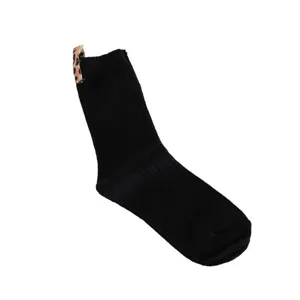 Chaussettes mi-mollet côtelées noires dotées d'un écusson léopard chic à l'arrière.