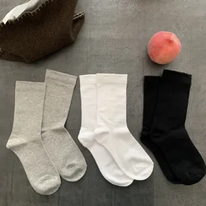 Chaussettes unies classiques en lot noir blanc gris, style minimaliste japonais tendance.