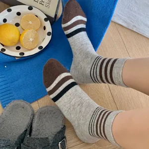 Chaussettes en laine épaisses et rayées pour femmes, chaussettes thermiques d'hiver douillettes.