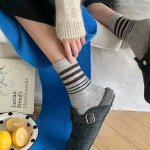 Chaussettes épaisses rayées en laine pour femmes, chaussettes d'hiver chaudes mi-mollet douces.