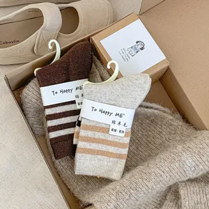 Chaussettes en laine épaisses rayées pour femmes, chaussettes thermiques d'hiver douillettes.