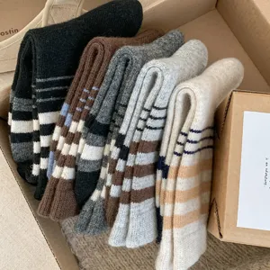 Chaussettes en laine epaisses a rayures d'hiver chaussettes chaudes polyvalentes thermiques