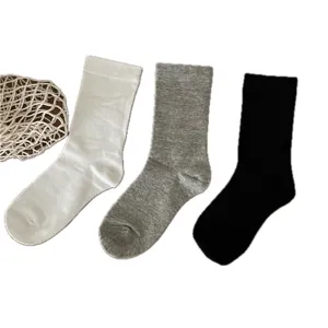 Chaussettes mi-hautes unies classiques en noir, blanc et gris. Chaussettes fines et confortables.