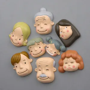 Nahaufnahme Detailansicht der niedlichen Cartoon Familie Figuren Harz Kuehlschrankmagnete Set.