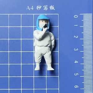 Detailansicht einer Anti-Epidemie-Miniaturfigur im Schutzanzug auf Rastermatte.