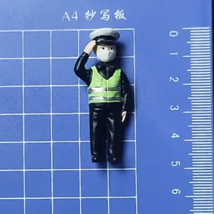 Detailansicht einer Miniatur-Polizist-Figur mit Warnweste und Gesichtsmaske für Dekoration.