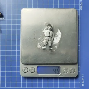 Miniatur Schutzanzug Figur Detailansicht, Garten Deko Zubehoer, auf Waage gewogen.
