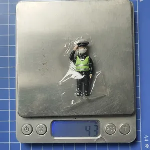 Miniatur Polizei Figur mit Maske fuer Mikro Landschaftsgestaltung Bonsai DIY Dekoration