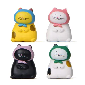 Niedliche Miniatur-Katzenfiguren aus Kunstharz, farbiges Kapuzendesign, Detailansicht.