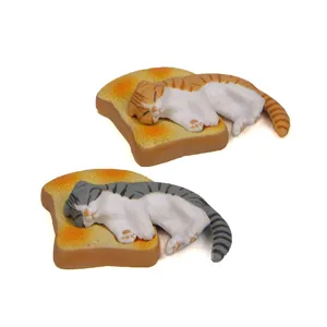 Niedliche schlafende Katzenfigur auf Toast Brot Detailansicht Nahaufnahme Deko Element