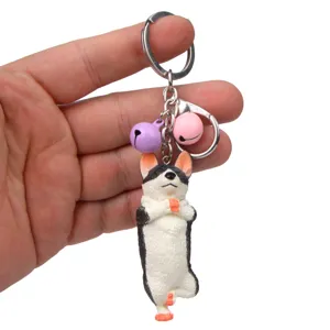 Kreativer Yoga-Hund Schlüsselanhänger mit bunten Glocken und Metallverschluss Detailansicht.