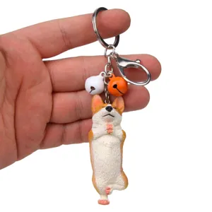 Nahaufnahme des niedlichen Yoga Corgi Anhängers mit Schlüsselring und bunten kleinen Glocken.