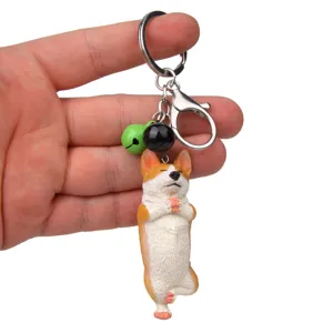 Nahaufnahme des niedlichen Yoga Corgi Schlüsselanhängers mit Glocke für Taschen Autos.