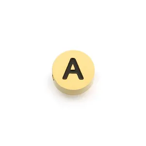 Detail van roestvrijstalen letter A bedel, gouden ronde kraal voor DIY sieraden maken.