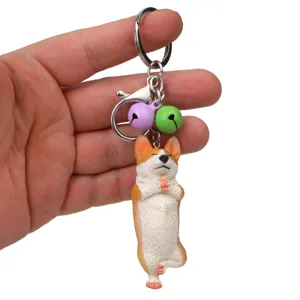 Detailansicht des Yoga Corgi Schlüsselanhängers mit bunten Glocken und stabilem Metallring.