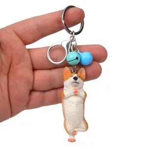 Nahaufnahme des süßen Yoga Corgi Schlüsselanhängers mit Metallkarabiner und Glocken.