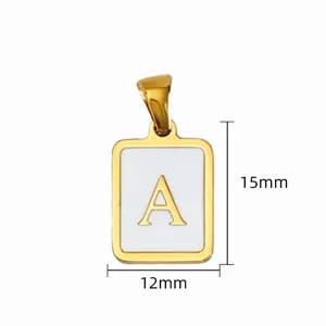 Edelstahl Emaillierter Quadratischer Buchstaben Anhänger Detailansicht in Goldoptik.