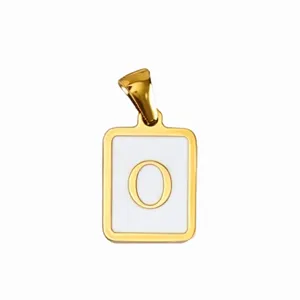 Nahaufnahme eines goldenen Edelstahl-Quadratbuchstaben O Anhängers mit weißer Emaillierung.