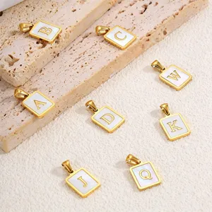 Detailweergave van DIY titanium staal schelp vierkante letter hangerbedels met gladde gouden randen.