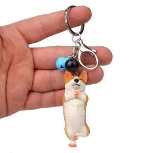 Detailaufnahme des lustigen Yoga Corgi Schlüsselhängers mit Glocken und feiner Verarbeitung.
