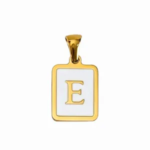 Goldener Edelstahl quadratischer E-Buchstabe Emaillierter Anhänger Detail Ansicht