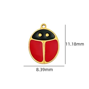 Detailansicht des Marienkäfer-Anhängers aus Edelstahl mit roter und schwarzer Emaille.