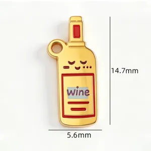 Primo piano dettagliato del ciondolo smaltato a forma di bottiglia di vino per gioielli.