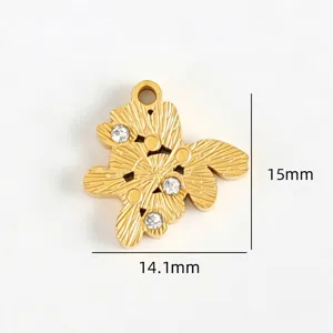 Gros plan du pendentif en acier inoxydable doré orné de strass au design sculpté.