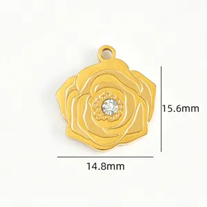 Détail du pendentif fleur dorée en acier inoxydable avec incrustation de strass central.