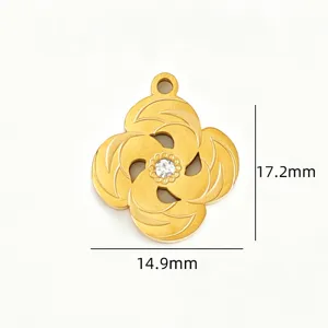 Vue détaillée du pendentif doré en acier inoxydable avec motif floral sculpté et beau cristal.