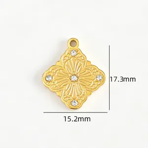 Vue de détail du pendentif breloque en acier doré avec strass élégant, 17.3x15.2 mm.