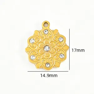 Vue détaillée du pendentif fleur en strass sculpté plaqué or 18k en acier inoxydable.