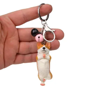 Detailansicht des niedlichen Yoga-Corgi-Schlüsselanhängers mit Metallring und Glocken
