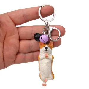 Detailaufnahme des süßen Yoga Corgi Schlüsselanhängers mit Glocken und Karabinerhaken.