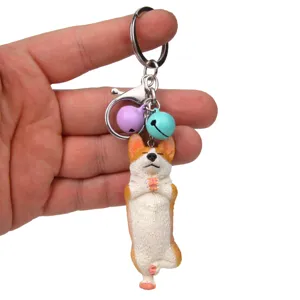 Süßer Corgi Yoga Figuren Schlüsselanhänger mit bunten Glocken und Karabiner Detail.